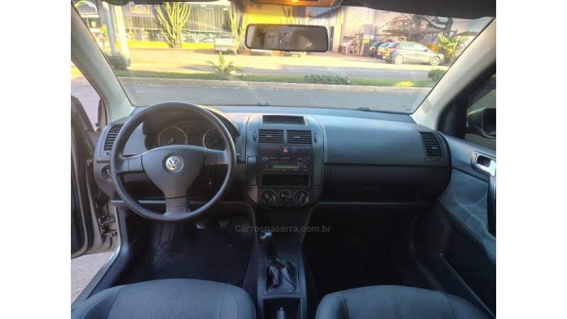 VOLKSWAGEN - POLO SEDAN - 2010/2011 - Prata - R$ 39.900,00