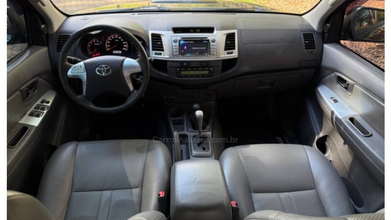 TOYOTA - HILUX - 2013/2013 - Preta - R$ 135.000,00