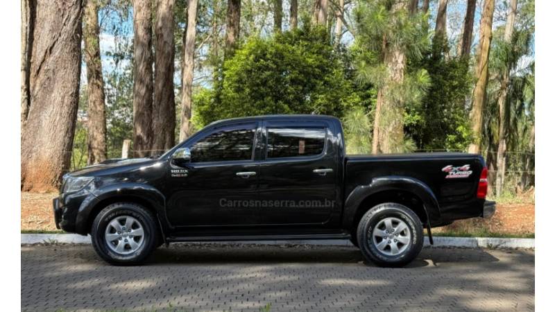 TOYOTA - HILUX - 2013/2013 - Preta - R$ 135.000,00
