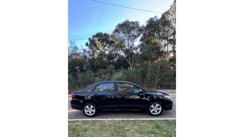 TOYOTA - COROLLA - 2010/2011 - Preta - R$ 63.900,00
