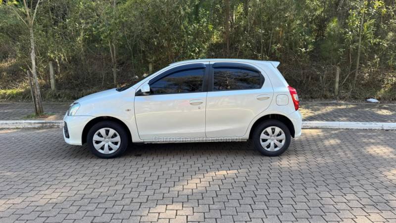 TOYOTA - ETIOS - 2018/2018 - Branca - R$ 66.900,00