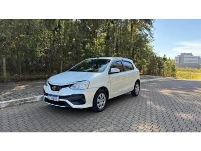 TOYOTA - ETIOS - 2018/2018 - Branca - R$ 66.900,00