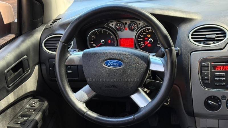 FORD - FOCUS - 2011/2011 - Branca - R$ 41.900,00