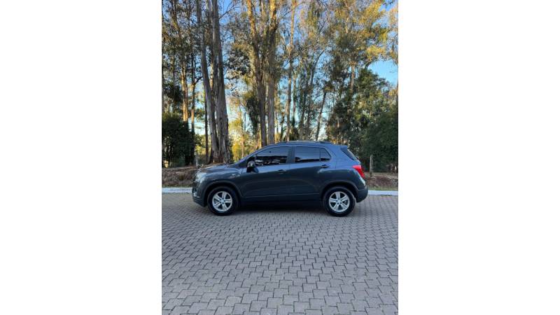 CHEVROLET - TRACKER - 2016/2016 - Cinza - R$ 70.900,00