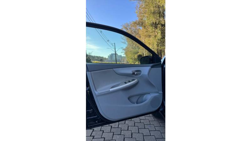 TOYOTA - COROLLA - 2010/2011 - Preta - R$ 63.900,00