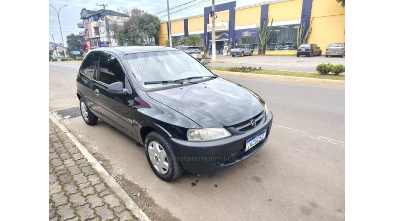 CHEVROLET - CELTA - 2001/2001 - Preta - R$ 16.000,00