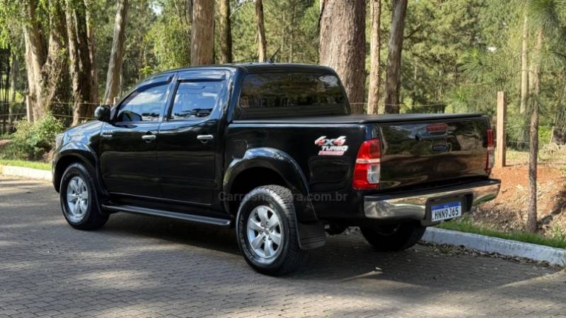 TOYOTA - HILUX - 2013/2013 - Preta - R$ 135.000,00