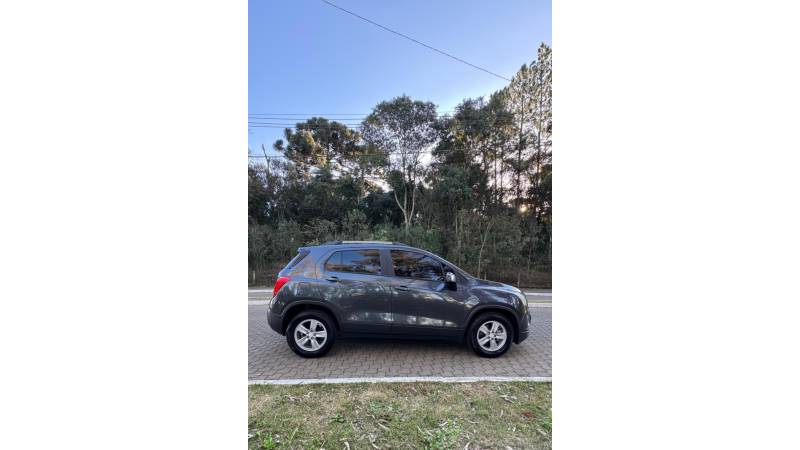CHEVROLET - TRACKER - 2016/2016 - Cinza - R$ 70.900,00