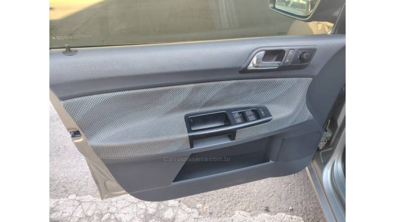 VOLKSWAGEN - POLO SEDAN - 2010/2011 - Prata - R$ 39.900,00