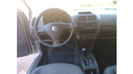 VOLKSWAGEN - POLO SEDAN - 2010/2011 - Prata - R$ 39.900,00