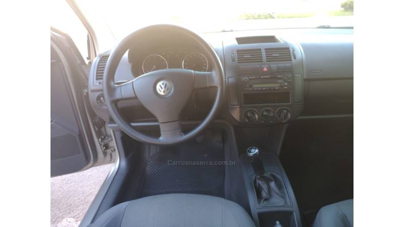 VOLKSWAGEN - POLO SEDAN - 2010/2011 - Prata - R$ 39.900,00