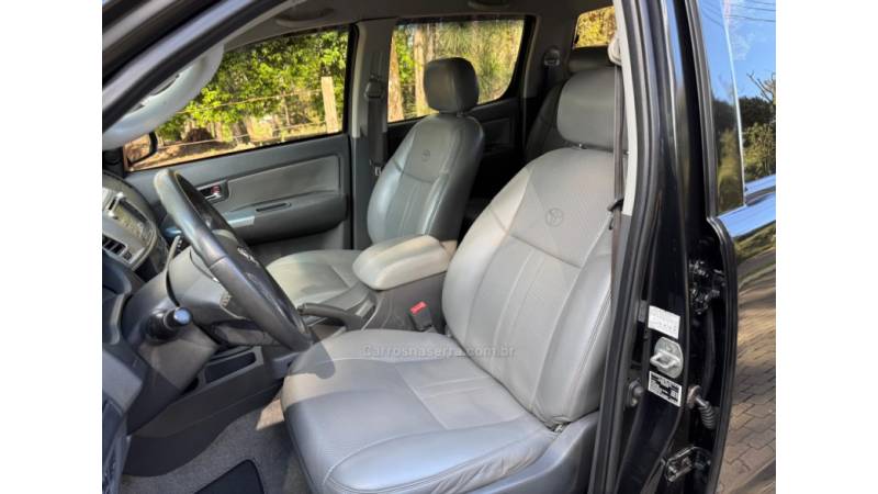 TOYOTA - HILUX - 2013/2013 - Preta - R$ 135.000,00