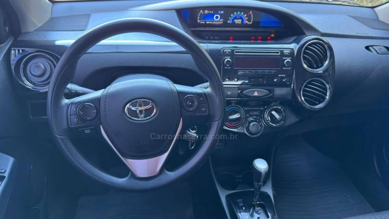 TOYOTA - ETIOS - 2018/2018 - Branca - R$ 66.900,00