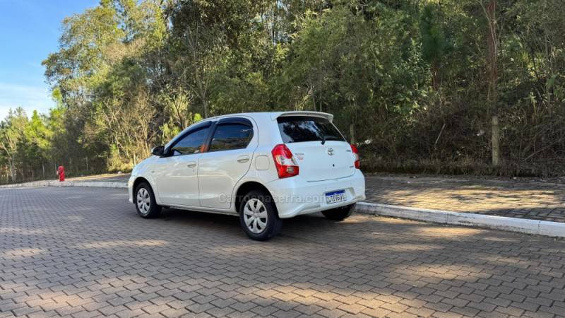 TOYOTA - ETIOS - 2018/2018 - Branca - R$ 66.900,00