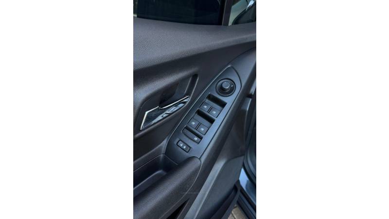 CHEVROLET - TRACKER - 2016/2016 - Cinza - R$ 70.900,00