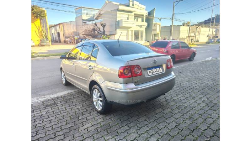 VOLKSWAGEN - POLO SEDAN - 2010/2011 - Prata - R$ 39.900,00