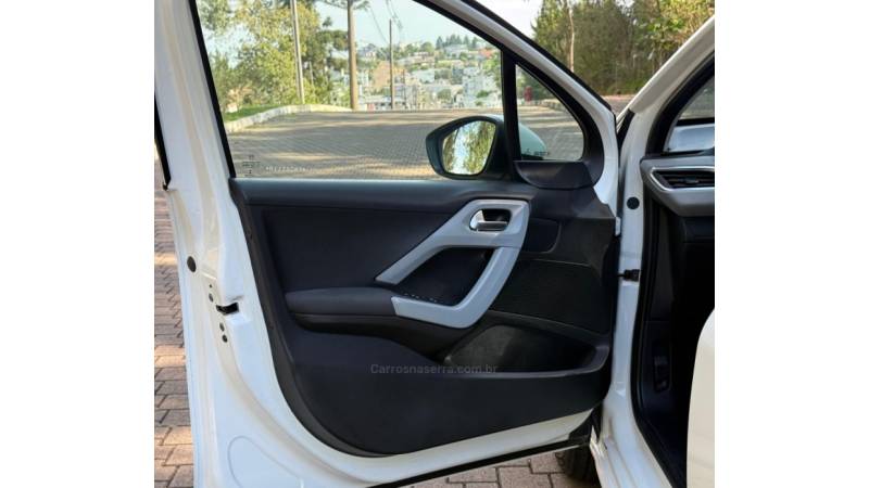 PEUGEOT - 208 - 2014/2015 - Branca - R$ 45.000,00